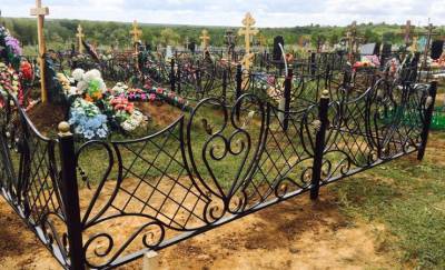 В Речицком районе женщина украла оградку с могилы и продала ее за бутылку вина