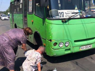 На Виноградаре в Киеве пьяного пенсионера сбила маршрутка