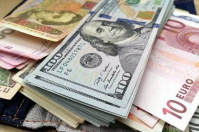 Украинцы массово продают валюту: НБУ обнародовал статистику