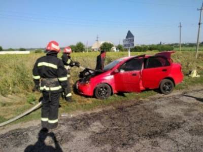 В селе Запорожской области загорелся автомобиль