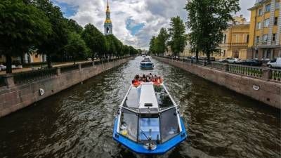 Правоохранители ищут участников водной прогулки в Петербурге, где с теплохода выпал ребенок