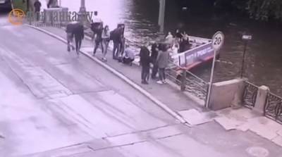 Прокуратура начала проверку из-за видео падения ребёнка с теплохода в Петербурге