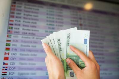 ЦБ РФ повысил официальные курсы евро и доллара более чем на 50 копеек