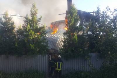 В Харькове спасатели всю ночь тушили пожар в швейном цеху