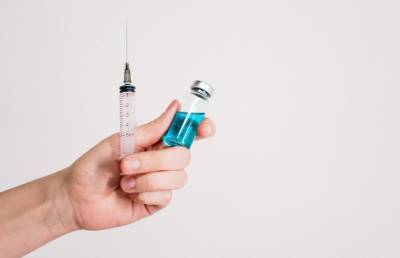 Кому нельзя делать прививку от коронавируса, рассказал вирусолог
