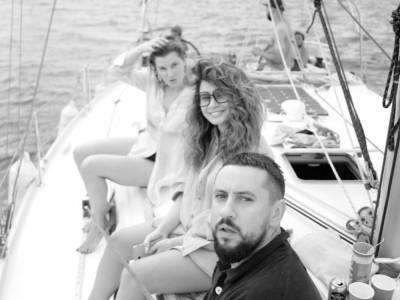 «Прекрасная муза»: Монатик показал фото своей супруги на яхте