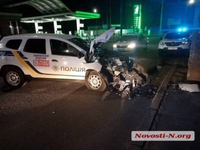 Машину вынесло с дороги: В Николаеве автомобиль правоохранителей врезался в столб