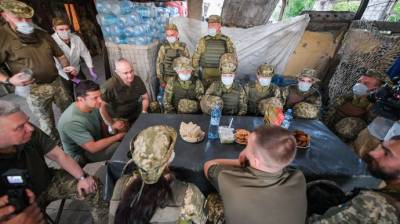 Зеленский в Донецкой области: С военными иногда надо выпить, чтобы было все откровенно