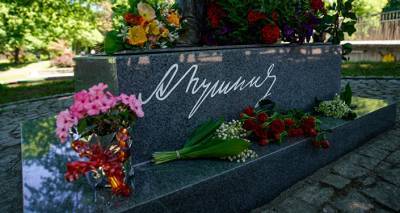 "Вопиющее варварство": в Риге вновь осквернили памятник Пушкину