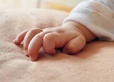 Родители сутки не обращались к врачам: младенец в Приморье погиб, обварившись кипятком
