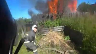 Пожарные сняли на видео удивительное спасение из полыхающей бани