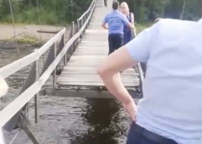 В Хабаровском крае рухнул мост с молодоженами