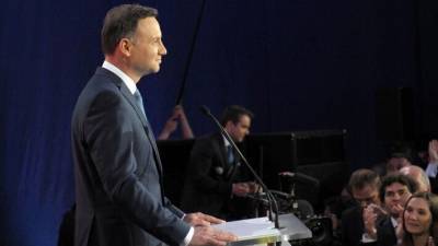 Победитель президентских выборов Польши принес присягу перед флагом ЛГБТ