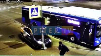 Видео: пассажиру автобуса удалось избежать падения на него дорожного знака на Кузнецковском проспекте - piter.tv