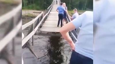 В Хабаровском крае обрушился мост с молодоженами