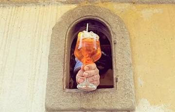 В Италии начали использовать «винные окна» для продажи напитков