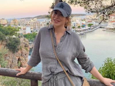 Помолодевшая Ани Лорак поделилась снимками с отдыха в Греции