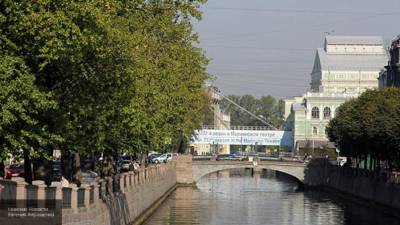 Мальчик упал в воду во время прогулки по каналам Петербурга