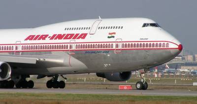 Самолет Air India выкатился за пределы взлетной полосы – видео с места ЧП