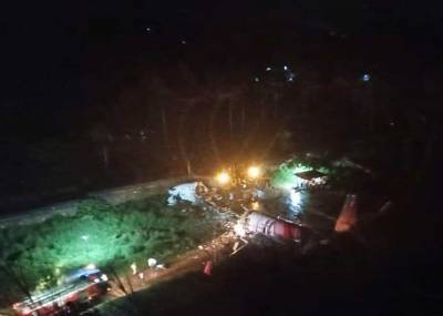 Пассажирский самолет развалился на части при посадке в Индии