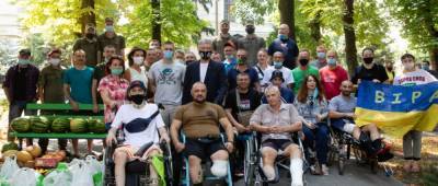 Украина помнит подвиг своих защитников - супруги Порошенко посетили в госпитале разведчика, который пытался спасти морпеха Журавля