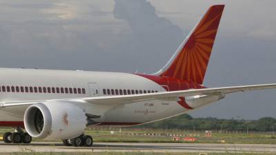 В Индии пассажирский самолёт выкатился за пределы ВПП