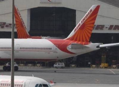 В Индии пассажирский самолет совершил жесткую посадку: двое, вероятно, погибли, 35 человек пострадали