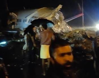 В Индии самолет развалился на две части при посадке. Есть пострадавшие