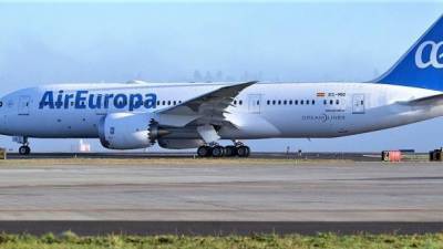 Отказался надеть маску: в Испании экстренно посадили самолет из-за украинца