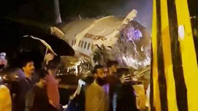 Самолёт развалился на части при посадке в Индии