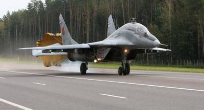 Белорусские ВВС провели военные учения с приземлением на трассе Минск-Брест