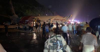 В Индии самолет после посадки раскололся напополам: есть жертвы и много раненых | Мир | OBOZREVATEL
