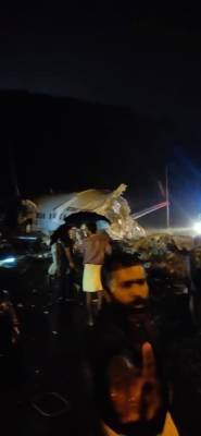 В Индии при посадке разбился самолет с двумя сотнями туристов (фото, видео)