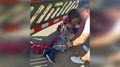 На подушке и со связанными руками: в Гамбурге посреди тротуара обнаружили раненного мужчину