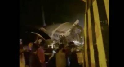 В Индии самолет с почти 200 пассажирами разбился при посадке (видео)