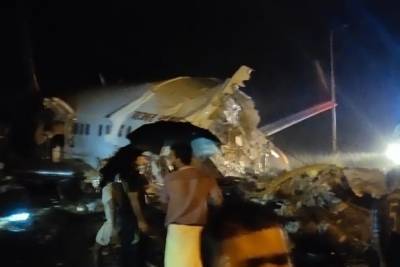 Число погибших при жесткой посадке самолета в Индии выросло до 14
