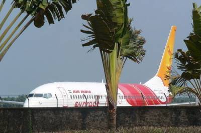 В Индии пассажирский самолет развалился на части при посадке