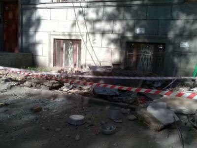 На севере Петербурга два упавших балкона зашибли рабочих (видео)