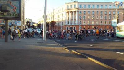 Противники Лукашенко полностью заблокировали центральную улицу Минска