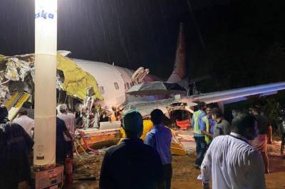 В Индии самолет развалился на части после неудачной посадки: есть погибшие