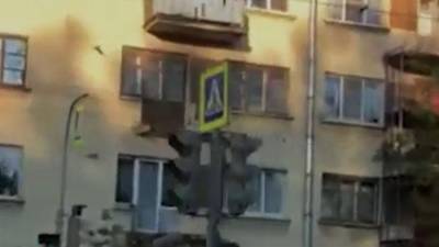 Двое рабочих пострадали при обрушении балкона в Петербурге