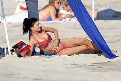 Эмили Ратаковски в стрингах своего бренда на пляже попала в объектив папарацци