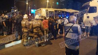 Фото: пять человек госпитализированы после столкновения автобуса и фуры в Тамбове