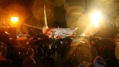 Число жертв жесткой посадки самолета в Индии возросло до 20