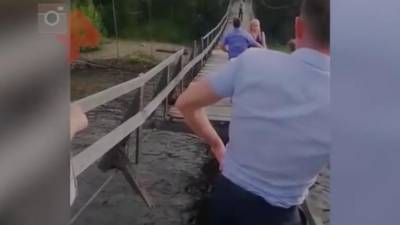 Появилось видео с места падения моста с молодоженами в Хабаровском крае