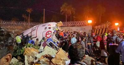 Boeing 737 вылетел за пределы ВПП и развалился на части в Керале