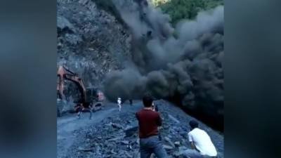В Дагестане местные жители чудом не пострадали от камнепада на строящейся трассе. Новости на "России 24"