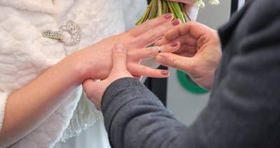 Более тысячи пар поженятся в Москве 8 августа