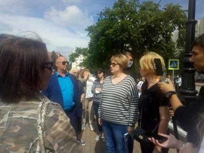 К митингующим в поддержку Фургала вышли сенатор Елена Грешнякова и губернатор Приморья