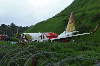 В Индии на месте жесткой посадки самолета обнаружены бортовые самописцы